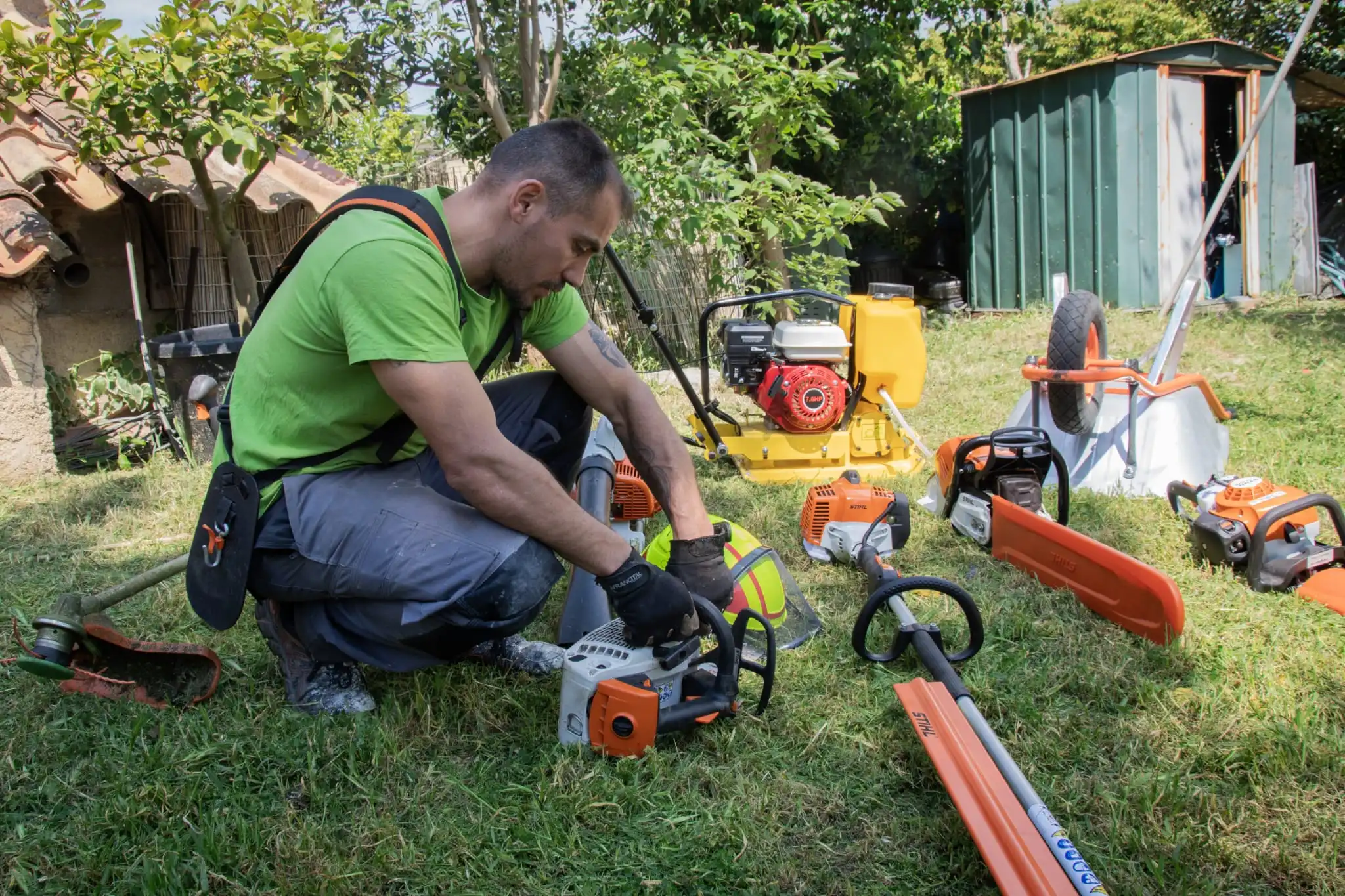 Équipement de paysagiste préparé pour une taille de haie professionnelle